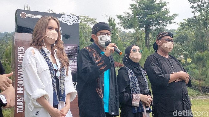 Menparekraf Sandiaga Uno promosikan desa wisata Kuningan, Jabar bersama Cinta Laura