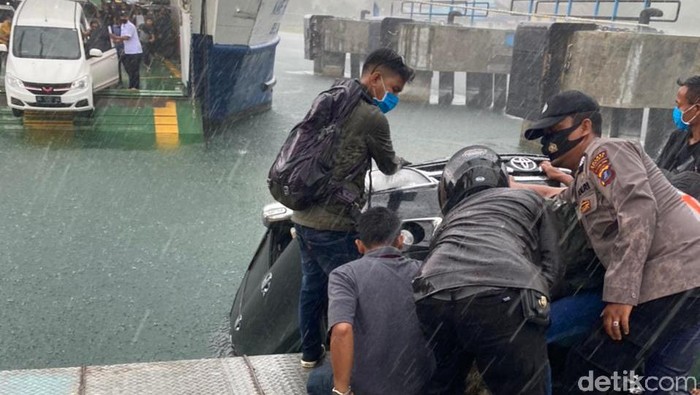 Mobil tercebur di Danau Toba saat keluar dari keluar dari kapal (dok Polda Sumut)