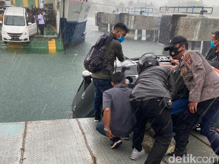 Mobil tercebur di Danau Toba saat keluar dari keluar dari kapal (dok Polda Sumut)