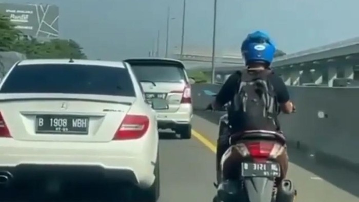 Motor masuk Tol Jagorawi