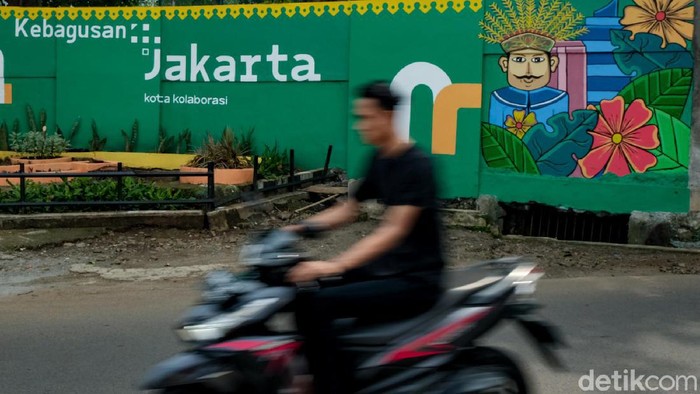 Mural Jakarta Kota Kolaborasi Mejeng di Jaksel Mural Jakarta Kota Kolaborasi mejeng di sejumlah ruas jalanan di Jakarta Selatan. Mural ini dibuat untuk menyemarakan HUT ke-494 DKI Jakarta.