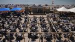 Pandemi Belum Usai, Pantai di Inggris Ini Ramai Banget