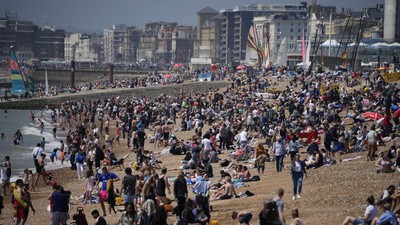 Pandemi Belum Usai, Pantai di Inggris Ini Ramai Banget