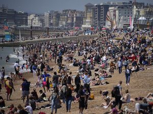 Pandemi Belum Usai, Pantai di Inggris Ini Ramai Banget