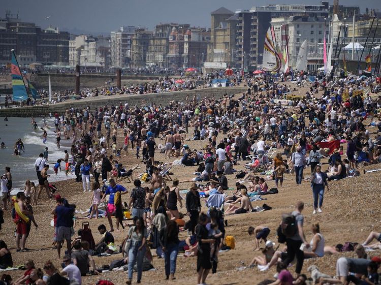 Pandemi Belum Usai, Pantai di Inggris Ini Ramai Banget