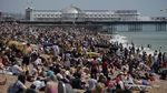 Pandemi Belum Usai, Pantai di Inggris Ini Ramai Banget