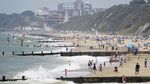 Pandemi Belum Usai, Pantai di Inggris Ini Ramai Banget