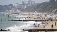 Cuaca hangat yang menyebar ke seluruh Inggris saat musim panas dimanfaatkan warga untuk mengunjungi pantai.  