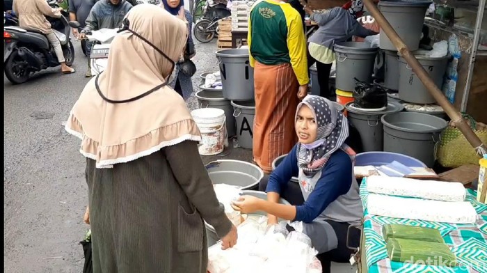 Pedagang tahu-tempe di Pasar Tasikmalaya