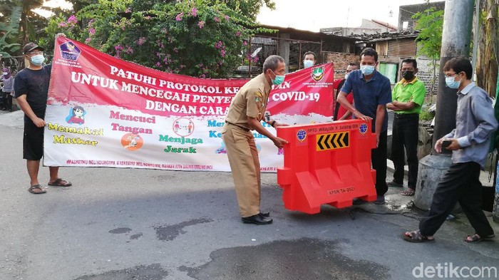 Pembukaan isolasi wilayah terkait kasus virus Corona klaster kampung Jokowi, Solo, Senin (31/5/2021).