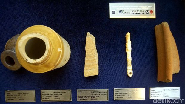 Sejumlah artefak ditemukan di area pembangunan MRT Jakarta Fase 2A. Beragam benda bersejarah itu diperkirakan berasal dari abad 18-20 Masehi. Ini penampakannya.
