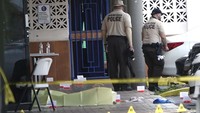Pihak kepolisian setempat menjelaskan kejadian itu bermula ketika sebuah mobil jenis SUV mendekati tempat kejadian. Saat itu, sebanyak 3 orang keluar dan menembaki kerumunan.