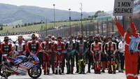Valentino Rossi hingga Marc Marquez bersama rider lain berdiam diri selama satu menit. Hal itu sebagai bentuk penghormatan untuk Jason Dupasquier.