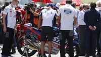 Jason Dupasquier mengalami kecelakaan mengerikan pada sesi kualifikasi kedua Moto3 Italia. Rider 19 tahun asal Swiss itu terjatuh antara tikungan 9 dan 10 di Sirkuit Mugello saat melaju dalam kecepatan tinggi. 