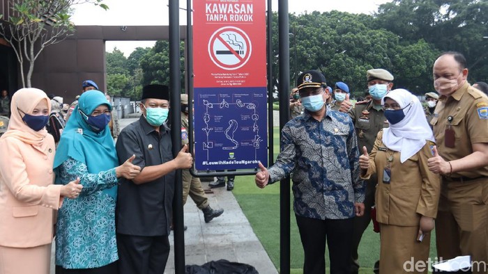 Peresmian papan informasi larangan merokok di Alun-alun Bandung.