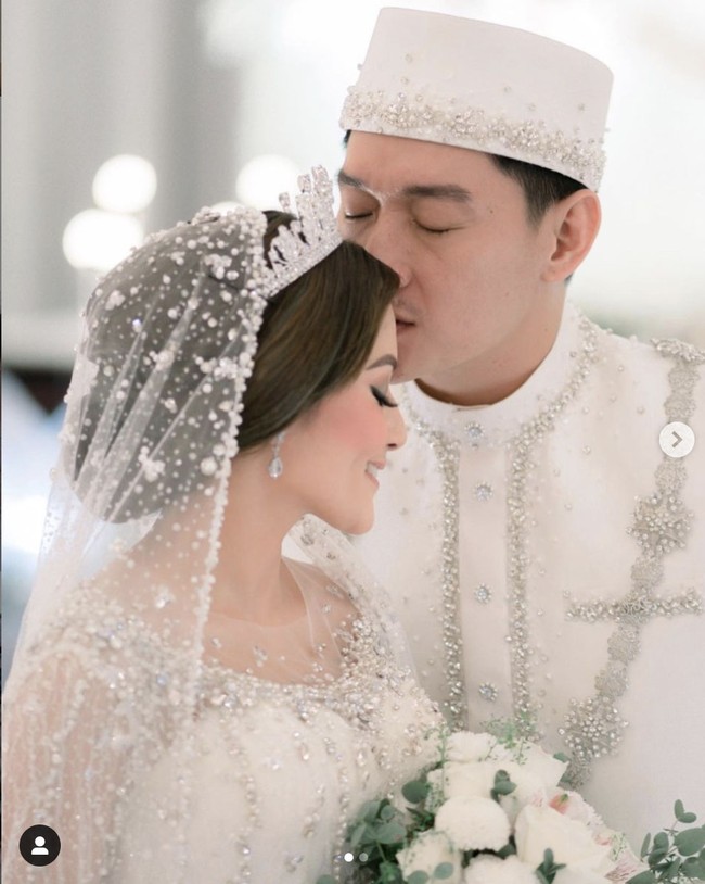 Sebelumnya melangsungkan pernikahan, Citra Monica dan Ifan Seventeen yang sudah saling mengenal sejak SMA tersebut juga menggelar prosesi lamaran hingga betangas yakni tradisi mandi uap dengan rempah-rempah yang merupakan adat dari daerah Pontianak. Foto: Dok. Instagram @weddingsfactory, @anchawedding_