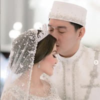 Sebelumnya melangsungkan pernikahan, Citra Monica dan Ifan Seventeen yang sudah saling mengenal sejak SMA tersebut juga menggelar prosesi lamaran hingga betangas yakni tradisi mandi uap dengan rempah-rempah yang merupakan adat dari daerah Pontianak. Foto: Dok. Instagram @weddingsfactory, @anchawedding_