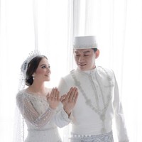 Ifan Seventeen dan Citra Monica menggelar pernikahan di Hotel Pullman Central Park. Keduanya tampil dengan busana pengantin bergaya Melayu berwarna putih. Foto: Dok. Instagram @weddingsfactory, @anchawedding_