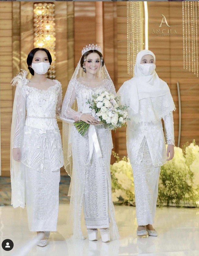 Pernikahan yang digelar Sabtu (29/5/2021) ini menjadi yang ketiga baik untuk Ifan Seventeen dan Citra Monica. Keduanya pun sebelumnya sempat diterpa skandal digerebek di apartemen oleh suami Citra. Foto: Dok. Instagram @weddingsfactory, @anchawedding_