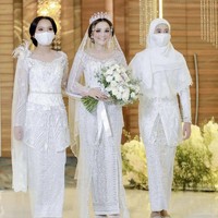 Pernikahan yang digelar Sabtu (29/5/2021) ini menjadi yang ketiga baik untuk Ifan Seventeen dan Citra Monica. Keduanya pun sebelumnya sempat diterpa skandal digerebek di apartemen oleh suami Citra. Foto: Dok. Instagram @weddingsfactory, @anchawedding_