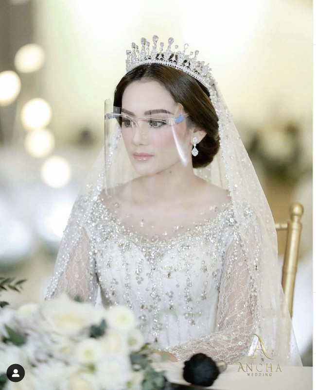 Pada hari pernikahannya Citra Monica tampil memesona bak princess dengan hiasan mahkota di kepalanya. Penampilannya yang cantik ini berkat riasan dari tim Ancha Wedding. Foto: Dok. Instagram @weddingsfactory, @anchawedding_