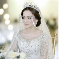 Pada hari pernikahannya Citra Monica tampil memesona bak princess dengan hiasan mahkota di kepalanya. Penampilannya yang cantik ini berkat riasan dari tim Ancha Wedding. Foto: Dok. Instagram @weddingsfactory, @anchawedding_