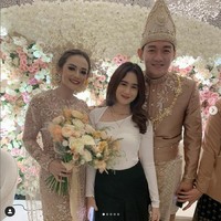 Ada alasan tersendiri kenapa Ifan Seventeen dan Citra Monica menggunakan adat Melayu pada pernikahan mereka. Keduanya sama-sama berasal dari Pontianak, Kalimantan Barat yang sebagian besar merupakan orang Melayu. Foto: Dok. Instagram @weddingsfactory, @anchawedding_