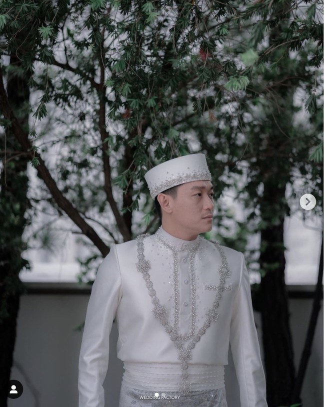 Sedangkan Ifan Seventeen terlihat gagah dalam balutan busana pengantin serba putih. Menurut desainer baju pengantinnya, Ancha Wedding, yang dikenakan Ifan adalah beskap Teluk Belanga. Foto: Dok. Instagram @weddingsfactory, @anchawedding_