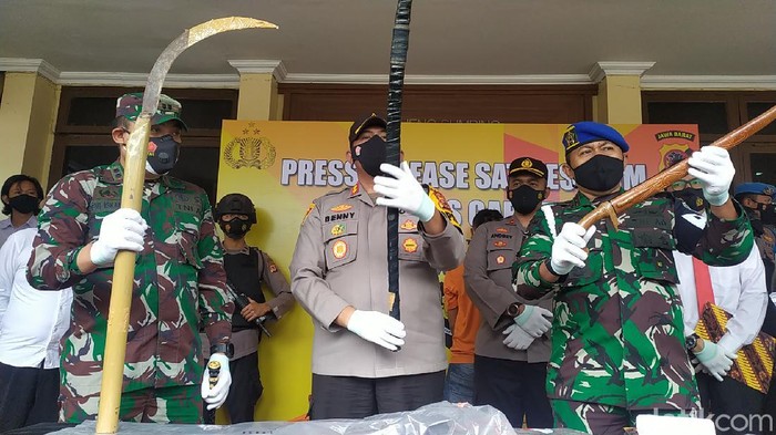Petugas Memamerkan Senjata Milik Dadang Buaya