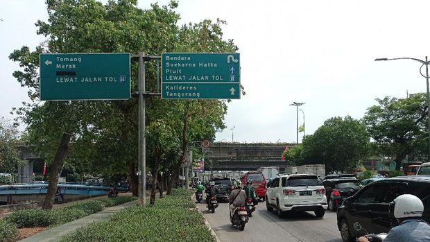 Pohon yang menghalangi penunjuk arah di Jl Daan Mogot, Cengkareng, Jakarta Barat telah dipangkas. Pohon yang menghalangi penunjuk arah di Jl Daan Mogot, Cengkareng, Jakarta Barat telah dipangkas.