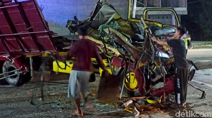 Potret Ringsek Bus Peziarah Vs Truk di Jalur Pantura Demak Bus yang membawa peziarah dari Jakarta mengalami kecelakaan di jalur Pantura, Kabupaten Demak, Jawa Tengah, Minggu (30/5) malam. Bus tersebut beradu banteng dengan sebuah truk dari arah yang berlawanan.