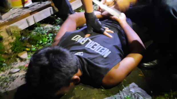 Pria yang bakar tetangga hidup-hidup di Cengkareng, Jakbar ditangkap polisi, Senin (31/5/2021).