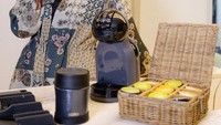 Tampaknya memang Rachel penggemar kopi. Karena, foto berikut juga menampilkan dirinnya sedang menikmati cafe latte panas. Foto: Instagram @rachelvennya