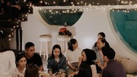 Ia juga pernah berkumpul dengan teman-temannnya untuk menikmati hot pot bersama. Momen mereka tampak manis dan akrab ya! Foto: Instagram @rachelvennya