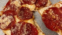 Rachel Vennya juga suka membuat makanan untuk buah hatinya. Saat itu ia pernah membuat mini pizza dengan topping keju dan pepperoni. Foto: Instagram @rachelvennya