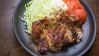 Ayam teriyaki, sajian ayam khas Jepang yang populer ini pasti disukai anak-anak. Paduan bawang dan kecap Jepang bikin rasanya gurih manis. Cara membuatnya bisa dilihat di sini !