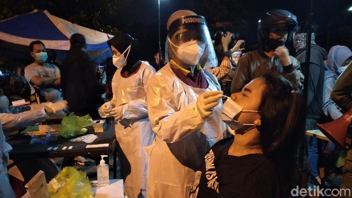 Satgas COVID-19 Solo menggelar rapid test antigen dadakan di Alun-alun Kidul Solo, Senin (31/5/2021).