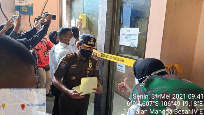 Satpol PP DKI Jakarta menutup hotel di Jakarta Barat terkait prostitusi anak