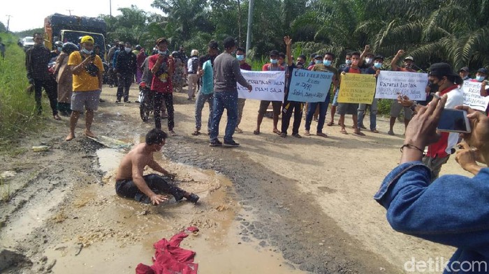 Sejumlah warga Desa Pematang Rahim, Kecamatan Mendahara Ulu, Kabupaten Tanjung Jabung Timur, Jambi memblokade jalanan (Ferdi/detikcom)