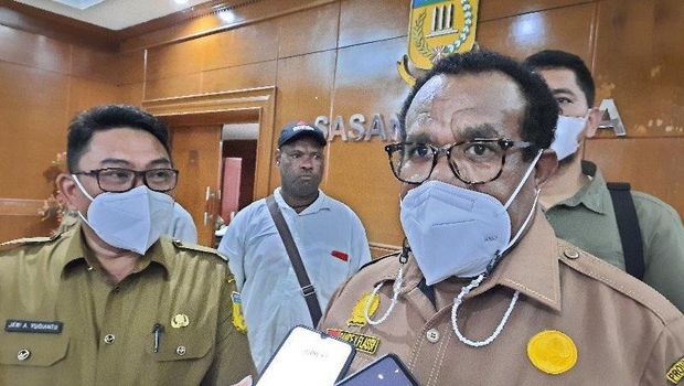 Sekda Provinsi Papua Dance Yulian Flassy (kanan) didampingi Kepala Diskominfo Provinsi Papua Jeri Yudianto (kiri) (ANTARA News Papua/Hendrina Dian Kandipi)