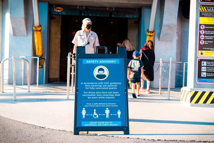 Senangnya Tamu Universal Orlando, Main Tak Perlu Kenakan Masker Lagi Senangnya Tamu Universal Orlando, Main Tak Perlu Kenakan Masker Lagi