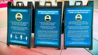 Kebijakan baru dikeularkan Universal Orlando. Para tamunya tidak lagi mengenakan masker, asal mereka terbukti telah divaksinasi.