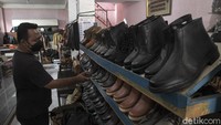 Seorang perajin beraktivitas di sentra kerajinan kulit, Manding, Bantul, Yogyakarta, Senin (31/5/2021).