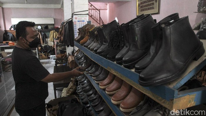 Sentra kerajinan kulit di Bantul, DIY, turut terdampak pandemi COVID-19. Meski begitu, para perajin tetap berkarya dan produksi kerajinan kulit di kala pandemi.