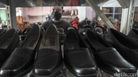 Pandemi COVID-19 turut memberi dampak kepada pera perajin kulit di kawasan Manding, Bantul. Yogyakarta.