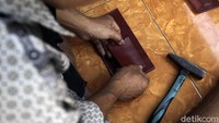 Bisnis kerajinan kulit yang turun temurun jadi sumber penghasilan warga tersebut  turut terdampak pandemi selama hampir 2 tahun terakhir.