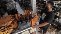 Selama pandemi penjualan kerajinan berbahan kulit seperti tas, sepatu, hingga jaket menurun drastis karena tidak ada yang diekspor ke luar negeri.  