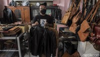 Meski begitu, para perajin tetap berkarya dan memproduksi beragam kerajinan kulit.