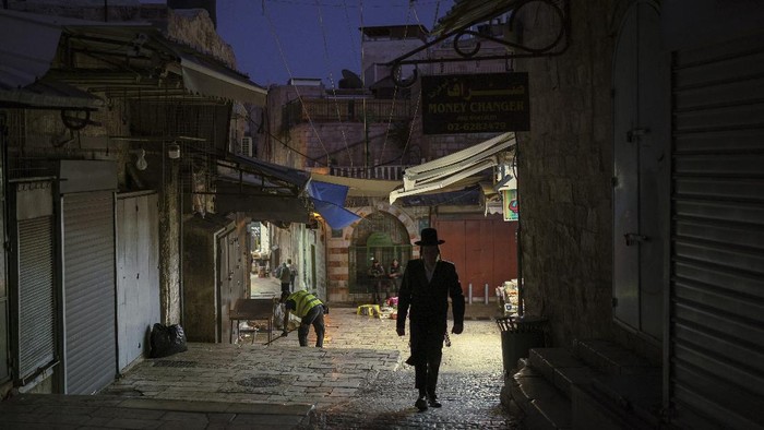 Sepinya Kota Tua Yerusalem Pasca Gencatan Senjata Israel-Hamas Ultra-Orthodox Jewish men walk at night in Jerusalem's Old City, Saturday, May 29, 2021, days after a cease-fire was reached in the 11-day war between Gaza's Hamas rulers and Israel. (AP Photo/Felipe Dana)