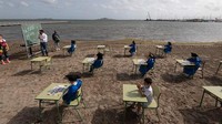 Sekolah Colegio Felix Rodriguez de la Fuente membuat program pembelajaran di ruang terbuka seperti di pantai.  